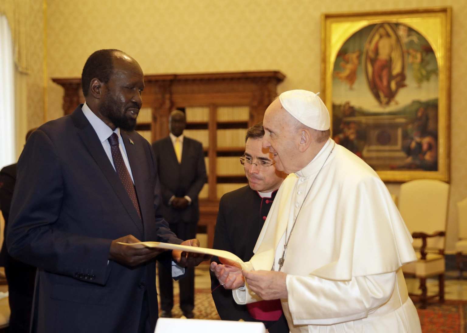 Giáo hoàng Francis trao đổi quà tặng với Tổng thống Nam Sudan Salva Kiir Mayardit trong buổi tiếp kiến riêng tại Vatican, Thứ Bảy, ngày 16 tháng 3 năm 2019 (Ảnh: AP Photo / Alessandra Tarantino, Pool)