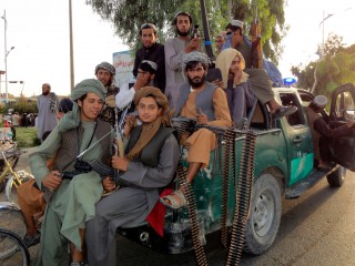 Các chiến binh Taliban tuần tra bên trong thành phố phía tây nam tỉnh Kandahar, Afghanistan, Chủ nhật, ngày 15 tháng 8 năm 2021 (Ảnh: Sidiqullah Khan / AP)