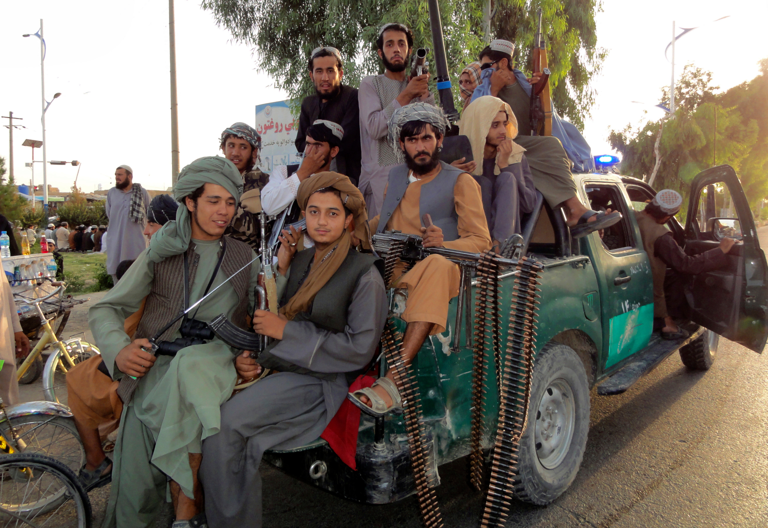 Các chiến binh Taliban tuần tra bên trong thành phố phía tây nam tỉnh Kandahar, Afghanistan, Chủ nhật, ngày 15 tháng 8 năm 2021 (Ảnh: Sidiqullah Khan / AP)