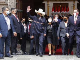 Tổng thống Peru Pedro Castillo và phu nhân Lilia Paredes vẫy tay chào khi họ rời Bộ Ngoại giao để tới Quốc hội dự lễ tuyên thệ nhậm chức vào Ngày nhậm chức của ông ở Lima, Peru, Thứ Tư, ngày 28 tháng 7 năm 2021. (Nguồn: Guadalupe Pardo / AP. )