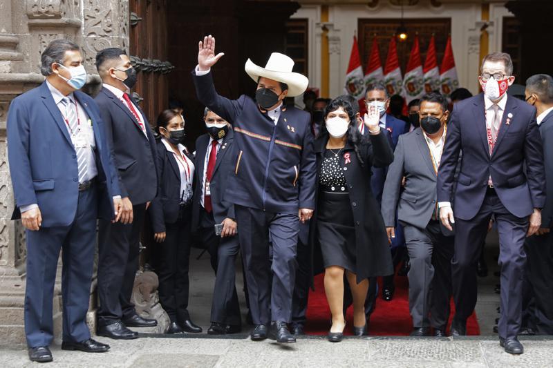 Tổng thống Peru Pedro Castillo và phu nhân Lilia Paredes vẫy tay chào khi họ rời Bộ Ngoại giao để tới Quốc hội dự lễ tuyên thệ nhậm chức vào Ngày nhậm chức của ông ở Lima, Peru, Thứ Tư, ngày 28 tháng 7 năm 2021. (Nguồn: Guadalupe Pardo / AP. )