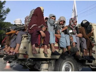 Các chiến binh Taliban trong một chiếc xe tuần tra trên đường phố Kabul vào ngày 23 tháng 8 năm 2021 tại thủ đô, Taliban đã thực thi một số cảm giác yên bình trong một thành phố bị tàn phá từ lâu bởi tội phạm bạo lực, với các lực lượng vũ trang của họ tuần tra trên đường phố và các trạm kiểm soát. (ảnh: Wakil Kohsar / AFP / Getty)