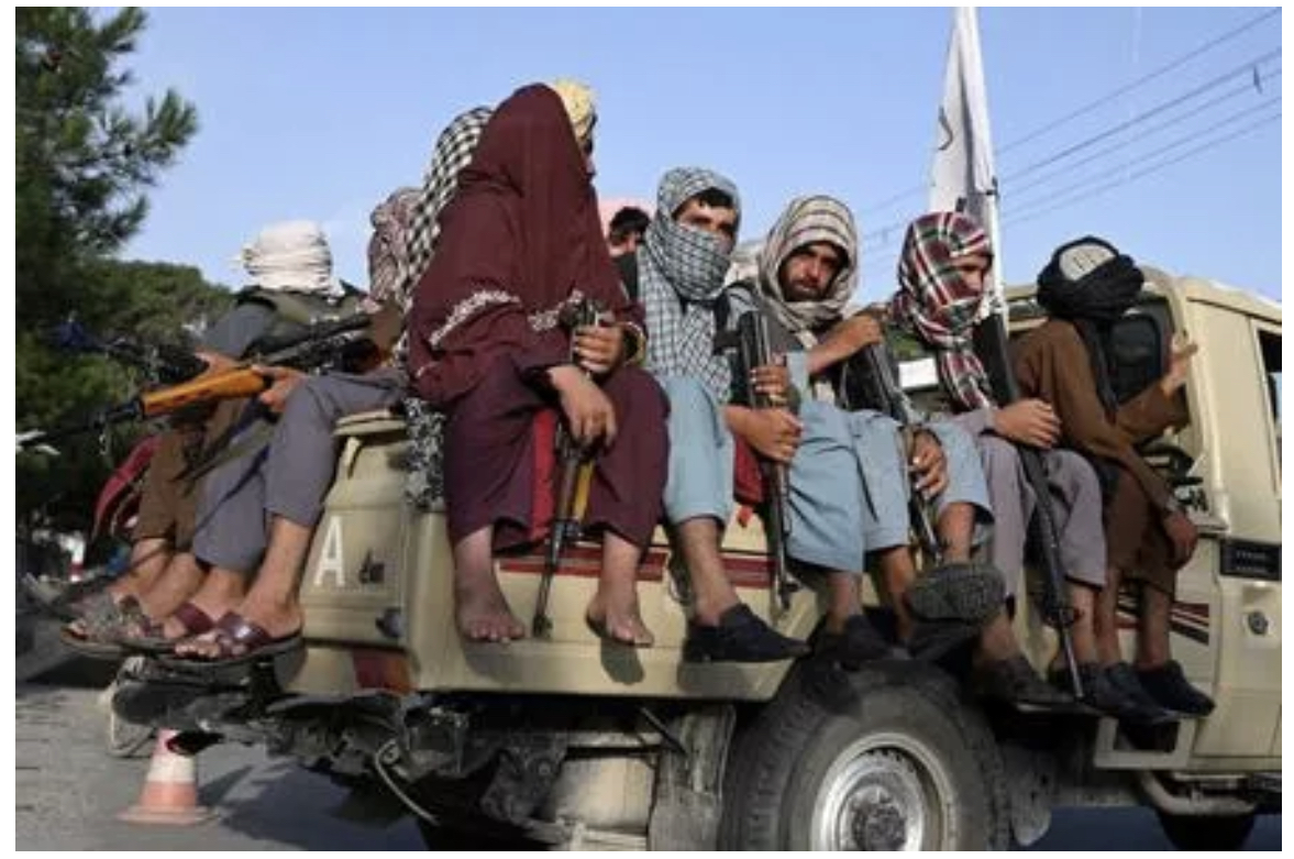 Các chiến binh Taliban trong một chiếc xe tuần tra trên đường phố Kabul vào ngày 23 tháng 8 năm 2021 tại thủ đô, Taliban đã thực thi một số cảm giác yên bình trong một thành phố bị tàn phá từ lâu bởi tội phạm bạo lực, với các lực lượng vũ trang của họ tuần tra trên đường phố và các trạm kiểm soát. (ảnh: Wakil Kohsar / AFP / Getty)