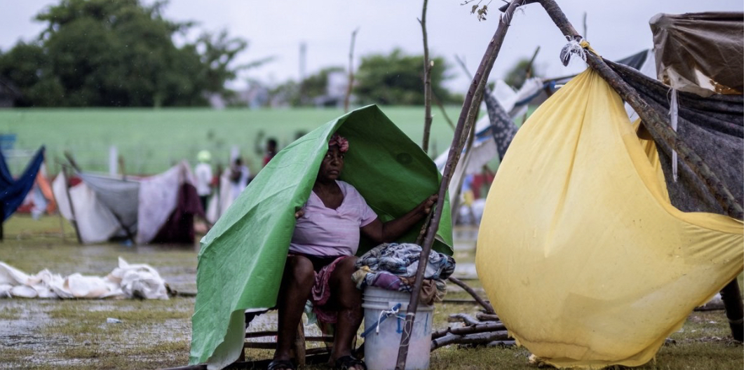 Một phụ nữ trú ẩn trong một khu trại tạm bợ khi cơn bão nhiệt đới Grace đi qua ở Les Cayes, Haiti, ngày 17 tháng 8 năm 2021. Cơn bão quét qua Haiti với những cơn mưa như trút nước sau trận động đất 7,2 độ richter tấn công quốc gia Caribe nghèo khó ngày 14 tháng 8 ( Ảnh CNS / Ricardo Arduengo, Reuters)