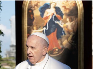 Giáo hoàng Francis phát biểu tại Hang động Lộ Đức trong Vườn Vatican vào ngày 31 tháng 5 năm 2021./ Vatican Media / CNA)