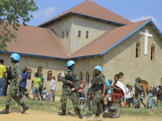 Lực lượng gìn giữ hòa bình LHQ đứng gác bên ngoài nhà thờ Công giáo Emmanuel Butsili ở Beni, Congo, ngày 27/6 sau khi một quả bom tạm phát nổ khiến 2 người bị thương. (Ảnh: AFP)