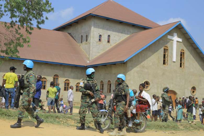 Lực lượng gìn giữ hòa bình LHQ đứng gác bên ngoài nhà thờ Công giáo Emmanuel Butsili ở Beni, Congo, ngày 27/6 sau khi một quả bom tạm phát nổ khiến 2 người bị thương. (Ảnh: AFP)