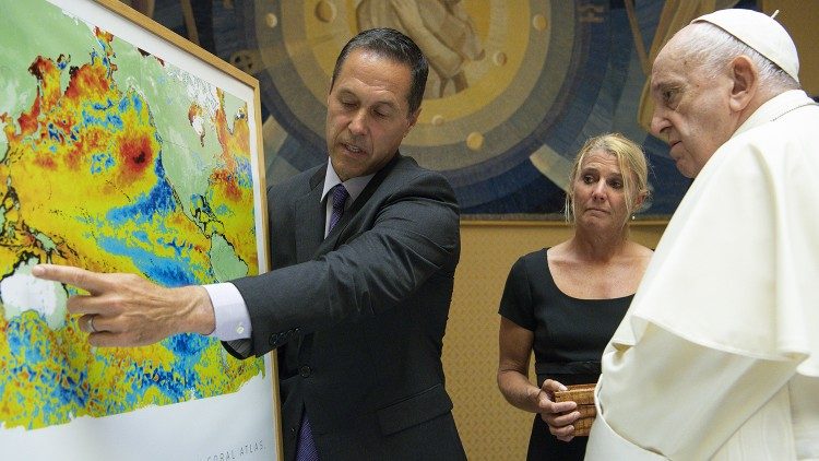 Tiến sĩ Gregory Asner cho Đức Thánh Cha Phanxicô xem bản đồ về đa dạng sinh học tại buổi tiếp kiến giáo hoàng vào thứ Năm (@VaticanMedia)