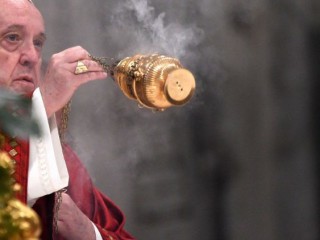 Ảnh chụp Đức Thánh Cha Phanxicô cử hành Thánh lễ vào ngày 29 tháng 6 năm 2021 (AFP)