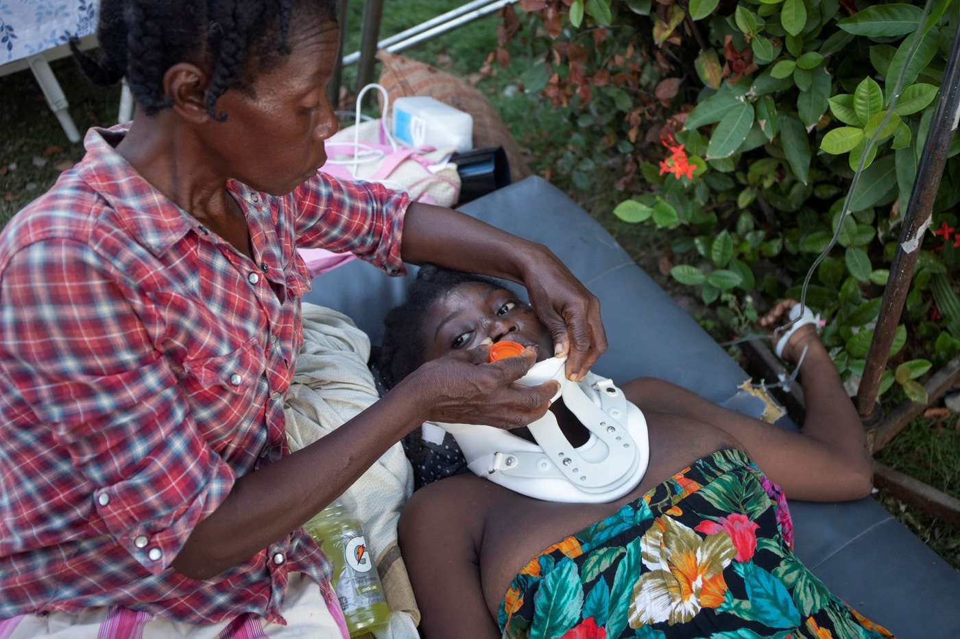 Một phụ nữ bị thương được hỗ trợ ở Les Cayes, Haiti, ngày 15 tháng 8 năm 2021, sau trận động đất mạnh 7,2 độ Richter ngày hôm trước. (Ảnh CNS / Estailove St-Val, Reuters)