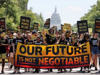 Các nhà hoạt động khí hậu trẻ tuần hành về phía Nhà Trắng ở Washington ngày 28 tháng 6 (Ảnh: CNS / Evelyn Hockstein, Reuters)