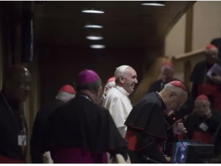 Đức Thánh Cha Phanxicô bên trong hội trường Thượng hội đồng trong các cuộc họp về Thượng hội đồng về Gia đình ở Thành phố Vatican vào ngày 21 tháng 10 năm 2015 (Ảnh: L'Osservatore Romano)