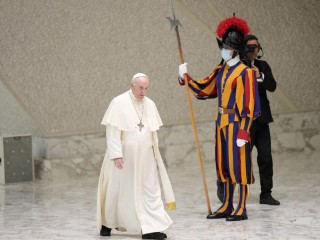 Đức Thánh Cha Phanxicô đi ngang qua một Lực lượng Vệ binh Thụy Sĩ của Vatican khi ngài đến dự buổi tiếp kiến chung hàng tuần của mình trong hội trường Paul VI, tại Vatican, thứ Tư, ngày 8 tháng 9 năm 2021. (Ảnh: Andrew Medichini / AP)