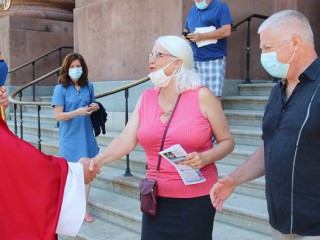 Đức Tổng Giám mục  Nelson J. Pérez Địa phận Philadelphia chào đón anh chị em giáo dân sau Thánh lễ vào ngày 23 tháng 5 năm 2021, bên ngoài Vương Cung Thánh Đường SS. Peter và Paul. Đức Thánh Cha Phanxicô đang mời gọi các tín hữu Công giáo cả trong xu thế chủ đạo của đời sống Giáo hội lẫn những người bên lề hãy nói lên những ước mơ, ý tưởng và mối bận tâm của họ để chuẩn bị cho Thượng hội đồng Giám mục vào năm 2023 (Ảnh CNS / Sarah Webb, CatholicPhilly.com)