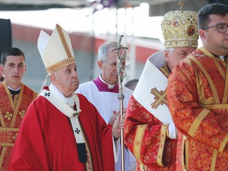 Đức Thánh Cha Phanxicô  đến để cử hành Lễ nghi Thần thánh Byzantine của Thánh John Chrysostom tại Quảng trường Mestská športová hala ở Prešov, Slovakia, ngày 14 tháng 9 năm 2021 (Ảnh: Paul Haring / CNS)