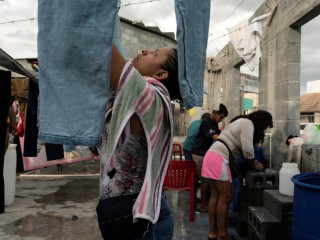 Những người di cư xin tị nạn từ Trung Mỹ giặt quần áo tại quảng trường công cộng của Reynosa, Mexico, gần biên giới Texas, ngày 27 tháng 8 năm 2021 (Ảnh: Go Nakamura / Reuters, qua CNS)