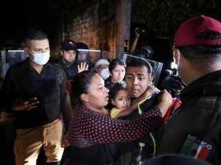 Các nhân viên của Viện Di cư Quốc gia (INM) và các thành viên Vệ binh Quốc gia bắt giữ những người di cư ở Huixtla, Mexico, ngày 5 tháng 9 năm 2021, trong một chiến dịch giải tán một đoàn xe gồm những người di cư và xin tị nạn từ Trung Mỹ và Caribe khi họ cố gắng thực hiện đường đến Mỹ (Nguồn: Jose Torres / Reuters qua CNS)