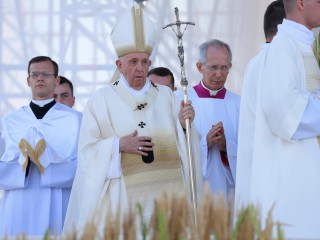 Đức Thánh Cha Phanxicô đến trong đám rước để cử hành Thánh lễ trên cánh đồng bên ngoài Vương cung thánh đường Đức Mẹ Bảy nỗi đau ở Šaštín, Slovakia, ngày 15 tháng 9 năm 2021. (Nguồn: Paul Haring / CNS.)