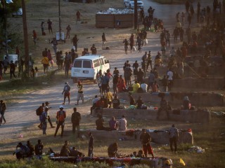 Những người di cư ở Del Rio, Texas, nghỉ ngơi gần Cầu Quốc tế giữa Mexico và Hoa Kỳ vào ngày 16 tháng 9 năm 2021 (Ảnh: Go Nakamura / Reuters, qua CNS)