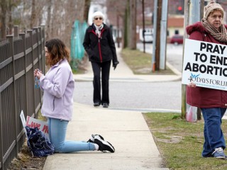 Những người ủng hộ sự sống tham gia sự kiện ‘40 Ngày Vì Sự Sống’ gần lối vào trung tâm Tổ chức kế hoạch hóa gia đình Hoa Kỳ  ở Smithtown, NY, ngày 19 tháng 3 năm 2020. Tổ chức 40 Days for Life có trụ sở tại Texas đã bắt đầu chiến dịch vào mùa thu nhằm chấm dứt tình trạng phá thai ở hơn 1.000 thành phố Ngày 22 tháng 9 năm 2021, với những người tham gia dự định cầu nguyện và nhịn ăn 24/7 bên ngoài các cơ sở phá thai. (Ảnh CNS / Gregory A. Shemitz)