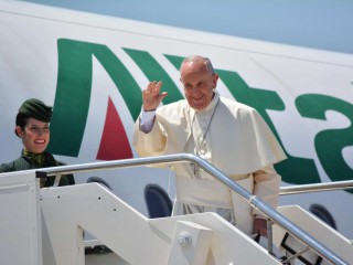 Đức Thánh Cha Phanxicô khởi hành đến Ba Lan bằng chuyến bay Alitalia từ Sân bay Fiumicino ở Rome, Thứ Tư, ngày 27 tháng 7 năm 2016. (Nguồn: Telenews / ANSA qua Ảnh AP)