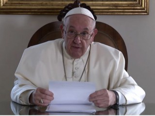 Đức Thánh Cha Phanxicô  gửi một thông điệp video tới những người tham gia sự kiện Youth4Climate ở Milan, Ý, ngày 29 tháng 9 năm 2021./ Ảnh chụp màn hình từ kênh YouTube Vatican News.