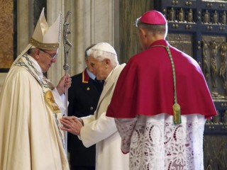Đức Thánh Cha Phanxicô gặp Giáo hoàng Benedict XVI đã nghỉ hưu sau khi mở Cửa Thánh tại Vương cung thánh đường Thánh Peter tại Vatican vào ngày 8 tháng 12 năm 2015 (Ảnh: CNS / Alessandro Bianchi, Reuters)