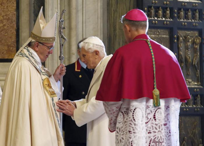Đức Thánh Cha Phanxicô gặp Giáo hoàng Benedict XVI đã nghỉ hưu sau khi mở Cửa Thánh tại Vương cung thánh đường Thánh Peter tại Vatican vào ngày 8 tháng 12 năm 2015 (Ảnh: CNS / Alessandro Bianchi, Reuters)