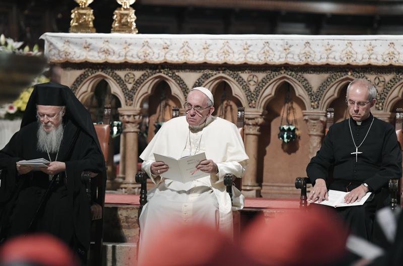 Đức Thánh Cha Phanxicô, Đức Tổng Giám mục Justin Welby, và Đức Thượng phụ Bartholomew I tại Vương cung thánh đường Thánh Phanxicô Assisi, Ý, ngày 20 tháng 9 năm 2016 (Ảnh: Tiziana Fabi / AFP qua Getty Images)