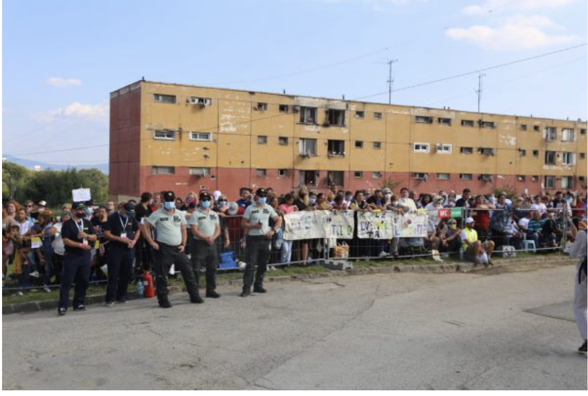 Mọi người chờ đợi Giáo hoàng Francis đến quận Lunik IX của Košice, Slovakia vào ngày 14 tháng 9 năm 2021. Andrea Gagliarducci / CNA)