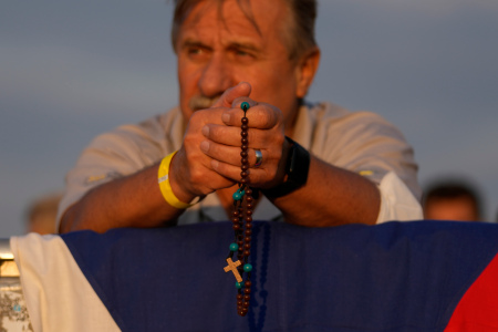 Một người đàn ông chờ đợi sự xuất hiện của Đức Giáo hoàng Phanxicô trong cuộc dạo chơi ở Đền thờ Quốc gia ở Sastin, Slovakia, Thứ Tư, ngày 15 tháng 9 năm 2021. Đức Giáo hoàng Phanxicô sẽ tổ chức một buổi lễ ngoài trời ở Sastin gần thủ đô của Slovakia vào thứ Tư, địa điểm của một hành hương hàng năm vào ngày 15 tháng 9 hàng năm để tôn kính người bảo trợ của Slovakia, Đức Mẹ Sầu Bi. (Nhà cung cấp hình ảnh: Petr David Josek / AP)