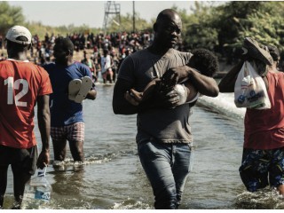 Những người di cư từ Ciudad Acuna, Mexico, đi bộ ở Rio Grande gần Cầu Quốc tế giữa Mexico và Hoa Kỳ vào ngày 18 tháng 9 năm 2021. (Ảnh CNS / Go Nakamura, Reuters)