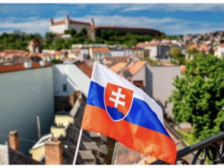Quốc kỳ của Slovakia, được vẽ ở thủ đô của đất nước, Bratislava (Ảnh: RossHelen qua Shutterstock)