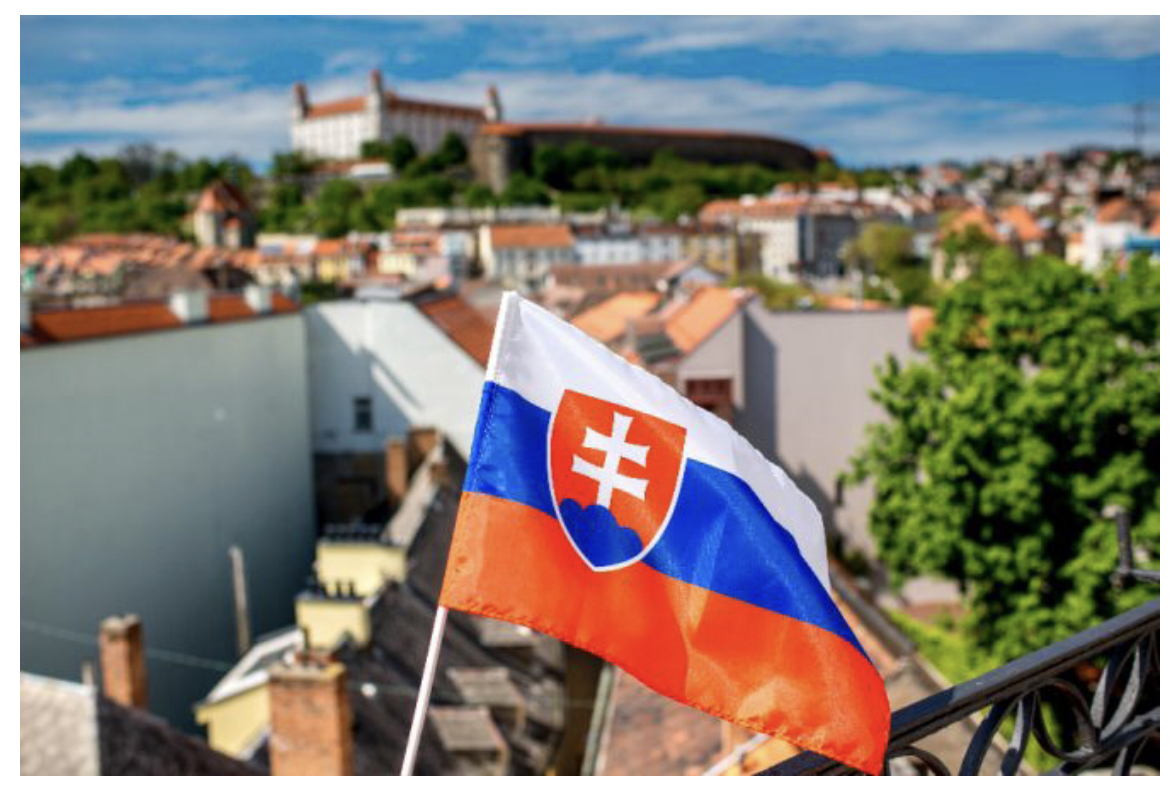 Quốc kỳ của Slovakia, được vẽ ở thủ đô của đất nước, Bratislava (Ảnh: RossHelen qua Shutterstock)