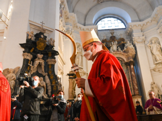 Đức Giám mục Georg Bätzing, chủ tịch hội đồng giám mục Đức, trong thánh lễ kỷ niệm ngày bắt đầu cuộc họp toàn thể mùa thu của hội đồng giám mục Đức vào ngày 20 tháng 9 năm 2021 (Ảnh: CNS / Harald Oppitz, KNA)