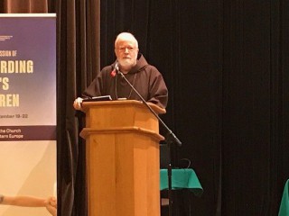 Đức Hồng Y Sean Patrick O'Malley, người đứng đầu Ủy ban Giáo hoàng về Bảo vệ Trẻ vị thành niên, phát biểu tại hội nghị Hội nghị bảo vệ các thành viên dễ bị tổn thương ở Warsaw