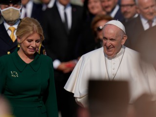 Đức Thánh Cha Phanxicô được Tổng thống Slovakia Zuzana Caputova chào đón khi ngài đến sân bay quốc tế Bratislava, Slovakia, Chủ nhật, ngày 12 tháng 9 năm 2021. Đức Phanxicô sẽ mở đầu chuyến công du nước ngoài đầu tiên kể từ khi trải qua cuộc phẫu thuật lớn vào tháng Bảy, bắt đầu một cuộc hành trình kéo dài 4 ngày. , chuyến đi hai nước tới Hungary và Slovakia mà anh ấy đã thừa nhận có thể đã làm quá sức. (Nguồn: Tín dụng: Petr David Josek / AP)