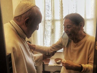 Đức Thánh Cha Phanxicô đến thăm người sống sót sau thảm họa Holocaust Edith Bruck tại nhà của cô ở Rome, ngày 20 tháng 2 năm 2021 (Ảnh: Truyền thông Vatican)