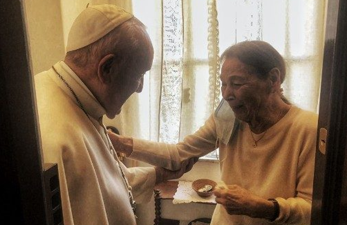 Đức Thánh Cha Phanxicô đến thăm người sống sót sau thảm họa Holocaust Edith Bruck tại nhà của cô ở Rome, ngày 20 tháng 2 năm 2021 (Ảnh: Truyền thông Vatican)