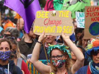 Một phụ nữ cầm tấm biểu ngữ khi các nhà hoạt động khí hậu Phong trào “Extinction Rebellion” (Nổi dậy chống hủy diệt) tham gia cuộc biểu tình tại Ducketts Common ở London vào ngày 29 tháng 8 năm 2021. Đức Thánh Cha Phanxicô  hoàng Francis dự kiến tham dự Hội nghị về Biến đổi khí hậu của Liên hợp quốc ở Glasgow, Scotland, vào tháng 11. (Ảnh CNS / Tom Nicholson, Reuters)