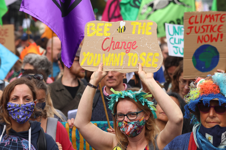 Một phụ nữ cầm tấm biểu ngữ khi các nhà hoạt động khí hậu Phong trào “Extinction Rebellion” (Nổi dậy chống hủy diệt) tham gia cuộc biểu tình tại Ducketts Common ở London vào ngày 29 tháng 8 năm 2021. Đức Thánh Cha Phanxicô hoàng Francis dự kiến tham dự Hội nghị về Biến đổi khí hậu của Liên hợp quốc ở Glasgow, Scotland, vào tháng 11. (Ảnh CNS / Tom Nicholson, Reuters)