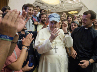 Đức Giáo hoàng Phanxicô đội chiếc mũ xanh lam trong buổi tiếp kiến chung của ngài tại hội trường Paul VI tại Vatican ngày 1 tháng 9 năm 2021. (Ảnh: CNS / Truyền thông Vatican)
