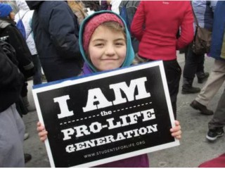 Một cô gái cầm một tấm biển tại cuộc biểu tình March for Life ở Washington, D.C. (ảnh: Wikimedia Commons / CC BY-SA 3.0)