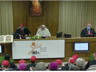 Đức Thánh Cha Phanxicô tham gia một khoảnh khắc suy tư về việc mở ra con đường thượng hội đồng tại Hội trường Thượng Hội đồng Mới của Vatican, ngày 9 tháng 10 năm 2021. | Ảnh chụp màn hình từ kênh YouTube Vatican News.