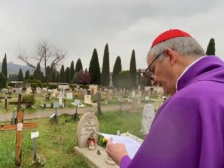 Cardinale Zuppi cầu nguyện tại một nghĩa trang ở San Girolamo della Certosa. | Tổng giáo phận Bologna