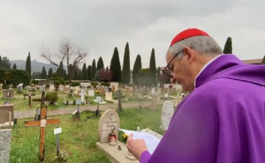 Cardinale Zuppi cầu nguyện tại một nghĩa trang ở San Girolamo della Certosa. | Tổng giáo phận Bologna