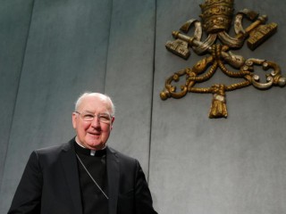 Trong ảnh chụp này, Đức Hồng Y Kevin Farrell, tổng trưởng Bộ Giáo dân, Gia đình và Sự sống, đến dự một cuộc họp báo tại Văn phòng Báo chí Tòa Thánh. (Ảnh: Paul Haring / CNS)