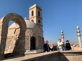 Linh mục Đaminh Olivier Poquillon được nhìn thấy trong chuyến thăm địa điểm Nhà thờ Our Lady of the Hour Church ở Mosul, Iraq, cùng với một nhóm của UNESCO. Những người theo đạo Thiên chúa và Hồi giáo hy vọng dự án tái thiết các địa điểm thờ tự mang tính biểu tượng của Mosul, nơi bị tàn phá nặng nề bởi các tay súng Nhà nước Hồi giáo trong quá trình chiếm đóng thành phố năm 2014-2017, cũng sẽ giúp xây dựng lại lòng tin giữa các cộng đồng tôn giáo bị rạn nứt của Iraq. (Nguồn: CNS photo / lịch sự của Ordo Praedicatorum.)