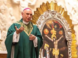 Đức Cha Mario Dorsonville, Giám mục Phụ tá Địa phận Washington và Chủ tịch Ủy ban Di dân của các Giám mục Hoa Kỳ, chia sẻ trong Thánh lễ tại Nhà thờ Thánh Gioan Neumann ở Gaithersburg, Maryland, ngày 27 tháng 9 (Ảnh: CNS/ Mihoko Owada, Catholic Standard)