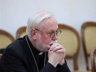 Đức Tổng Giám mục Paul R. Gallagher, ngoại trưởng Vatican, lắng nghe trong một cuộc họp ở Minsk, Belarus, vào ngày 11 tháng 9 năm 2020, ảnh tập tin. (Nguồn: Maxim Guchek / BelTA phát qua Reuters qua CNS.)